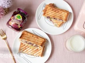 切开趁热吃，又香又脆特好吃，一个三明治三两口就下肚了，配一杯热豆浆，温暖的早餐。