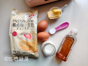 先备齐材料，蜂蜜或糖浆可用等量的白糖代替，红豆沙忘记摆上了，所有的材料均为室温。