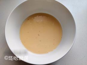 鸡蛋、糖浆、牛奶打散搅匀，若用冷藏的鸡蛋、牛奶一定要先回温，否则糖浆或蜂蜜会凝固。