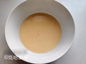 鸡蛋、糖浆、牛奶打散搅匀，若用冷藏的鸡蛋、牛奶一定要先回温，否则糖浆或蜂蜜会凝固。