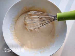 低粉、泡打粉先混合均匀，过筛至蛋液中，用单抽上下左右搅匀，搅拌的时候不要画圈，避免面粉起筋影响口感。搅匀的面糊会有面疙瘩，这个不要紧，盖上保鲜膜放一边静置20~30分钟。