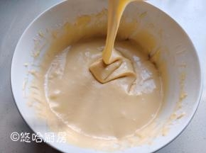 搅匀后的面糊比较浓稠，至少比华夫饼的面糊要厚一些，提起单抽，面糊像绸缎一样叠起，这样就0K。容器上保鲜膜，继续放一边静置至少30分钟，一个小时以上会更好。静置不是让面糊发酵，泡打粉不会发酵，目的是让泡打粉更好的发挥作用。