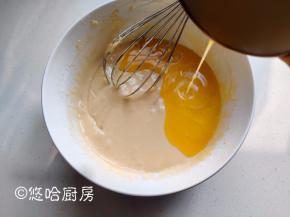 黄油用微波炉高火半分钟至融化，或者隔热水融化，倒入静置后的面糊中搅匀。静置后的面糊稍微搅拌几下，面疙瘩已经完全吸收了。