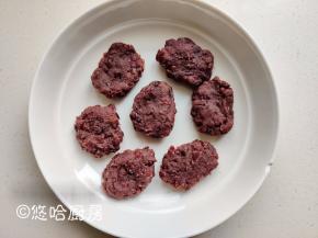 红豆沙分成15克左右一个，用 手捏成扁长形，豆沙要提前捏好，避免面糊已经倒入模具，然后现捏豆沙，豆沙还没捏好，面糊已经熟了，小鱼肯定发不起来。