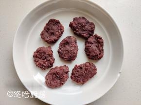 红豆沙分成15克左右一个，用 手捏成扁长形，豆沙要提前捏好，避免面糊已经倒入模具，然后现捏豆沙，豆沙还没捏好，面糊已经熟了，小鱼肯定发不起来。