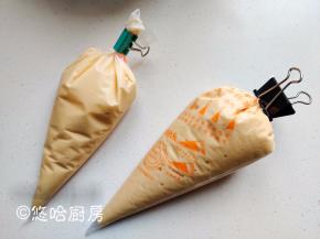 静置后的面糊装入裱花袋中，面糊最好是用方便倒出的容器装，尽量不要用勺子，一是面糊会沥拉的到处都是，二是小鱼的尾巴部分比较窄小，用勺子极为不方便。