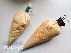 静置后的面糊装入裱花袋中，面糊最好是用方便倒出的容器装，尽量不要用勺子，一是面糊会沥拉的到处都是，二是小鱼的尾巴部分比较窄小，用勺子极为不方便。