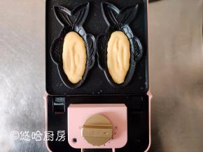 机器先预热3分钟，预热后的模具中刷一点点植物油，在小鱼中间部位挤入面糊，基本和鱼鳍的部位齐平，小鱼尾巴的地方不要挤入面糊。