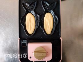 机器先预热3分钟，预热后的模具中刷一点点植物油，在小鱼中间部位挤入面糊，基本和鱼鳍的部位齐平，小鱼尾巴的地方不要挤入面糊。