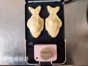 在豆沙上挤入面糊，要完全盖住豆沙，面糊会流到鱼鳍位置，如果鱼鳍位置不满就挤入一点面糊填满，最后将鱼尾部位填满。