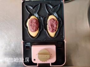 在面糊上放上红豆沙，豆沙提前备好，做起来速度快。