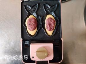 在面糊上放上红豆沙，豆沙提前备好，做起来速度快。