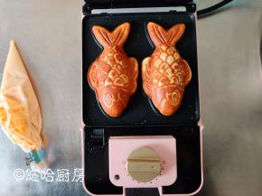 合上盖子加热4~5分钟，若开盖后感觉上色不满意，可以继续加热1分钟，圆滚滚的小鱼出炉了。