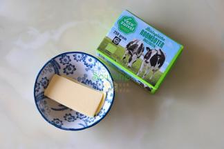 黄油切片，在室温内软化，乐荷黄油是通过三重有机认证的，更健康，烤出来的面包奶香味十足，特别香软，好吃。