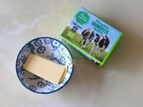 黄油切片，在室温内软化，乐荷黄油是通过三重有机认证的，更健康，烤出来的面包奶香味十足，特别香软，好吃。