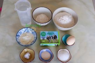 食材：高筋面粉170克、低筋粉面粉30克、水100克、奶粉15克、鸡蛋20克、细砂糖25克、乐荷有机黄油30克、干酵母3克、盐3克。
表面刷液：全蛋液适量。