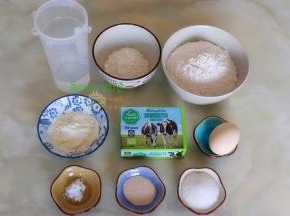 食材：高筋面粉170克、低筋粉面粉30克、水100克、奶粉15克、鸡蛋20克、细砂糖25克、乐荷有机黄油30克、干酵母3克、盐3克。
表面刷液：全蛋液适量。