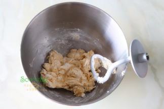 高筋粉、低筋粉、水、奶粉、鸡蛋、细砂糖、干酵母、盐，倒入厨师机，开始慢速搅动3分钟，把软化的黄油倒入，快速搅动2分钟至扩展阶段。