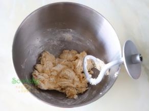 高筋粉、低筋粉、水、奶粉、鸡蛋、细砂糖、干酵母、盐，倒入厨师机，开始慢速搅动3分钟，把软化的黄油倒入，快速搅动2分钟至扩展阶段。