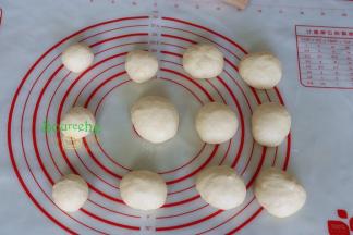 把面团揉搓排气，分成12个小团，揉搓光滑，盖上保鲜膜松弛。