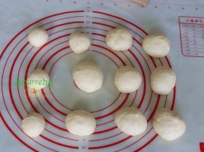 把面团揉搓排气，分成12个小团，揉搓光滑，盖上保鲜膜松弛。