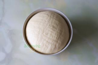 搅拌的面团，揉搓光滑的面团，盖上一个湿布，静放发酵至原来的2倍大。