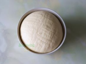 搅拌的面团，揉搓光滑的面团，盖上一个湿布，静放发酵至原来的2倍大。