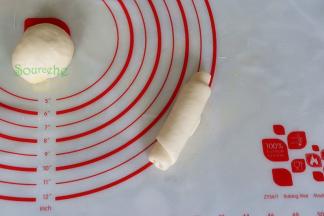 从宽的一边向细的一边，开始卷起来，要贴紧，不能有空隙。