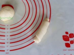 从宽的一边向细的一边，开始卷起来，要贴紧，不能有空隙。