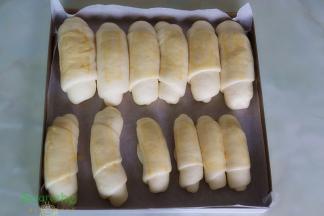 面包胚发酵变大原来的1倍取出，在面包胚表面刷一层蛋液。同时把烤箱是水取出。