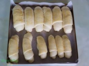 面包胚发酵变大原来的1倍取出，在面包胚表面刷一层蛋液。同时把烤箱是水取出。