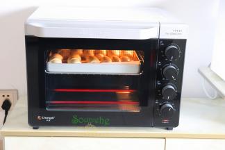 烤箱预约，165度，20分钟，烤好的面包松软可口，太好吃了。