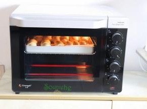 烤箱预约，165度，20分钟，烤好的面包松软可口，太好吃了。