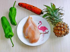 准备食材，鸡胸肉也可以换成猪肉，根据个人喜好来。