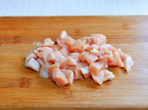 鸡胸肉洗干净，用切十字花，再切小块。