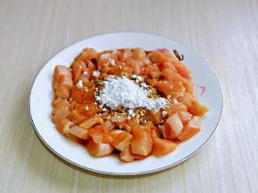 放入盘中，加入蛋清，生抽，料酒，十三香，盐，番薯粉。