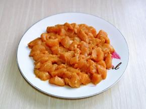 戴上食品手套，抓拌均匀，盖上保鲜膜，腌制10分钟。