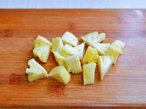 香水菠萝去皮，切小块，盐水泡10分钟。