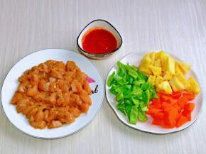 番茄酱，白砂糖，白醋放入小碗中。搅拌均匀。