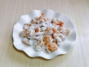 腌制好的鸡肉块，均匀裹上淀粉。