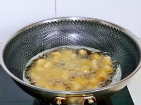 起油锅，待油温6成热，夹入鸡块。