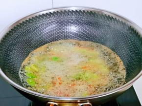 青椒，胡萝卜过油，30秒捞出淋油备用。