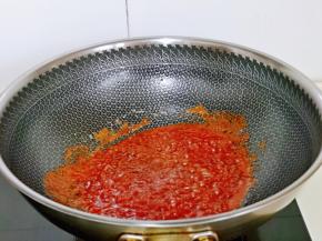 锅中留底油，加入调好的番茄酱料中火烧开。
