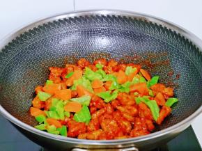 加入胡萝卜，青椒翻炒均匀。