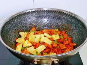 最后加入盐水泡好的菠萝。