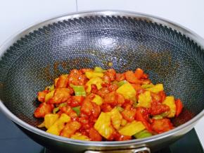 翻炒至所有食材均匀裹上番茄汁即可关火。