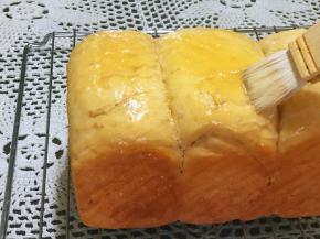 做这道蒜蓉法香烤吐司，对吐司的要求很高，自己烤制的吐司，出炉后，用蜂蜜与融化的黄油混合，均匀涂抹于吐司的四面，是吐司皮被分黄油汁沁润，这样处理过的吐司表皮，再重新烘焙中，口感不会过干，还有蜂蜜黄油的焦香口感。