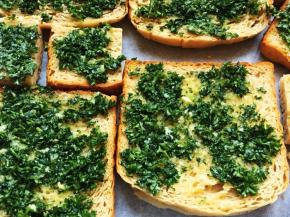 烤箱165度预热五分钟，将吐司片送入烤箱中层，烤八分钟，取出，均匀地涂抹一层蒜蓉法香，再次送入烤箱中上层，温度调到180度，烤五分钟。