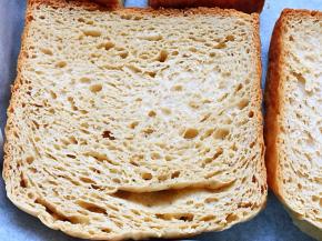 吐司自然冷至手温，用保鲜袋包好，第二天切片时会比较完整，吐司切约1.5厘米的厚度。