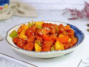 老少皆宜的菠萝咕咾肉。